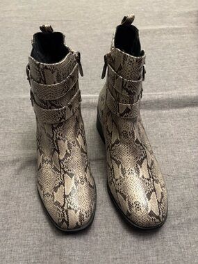 Reaction Kenneth Cole Taupe Snake-Print Ankle Boots
Size 6
